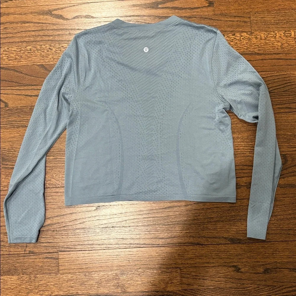 Lululemon Swiftly Open-Hole V-Neck Long-Sleeve Shirt in Steel Blue size 6 - Picture 4 of 4